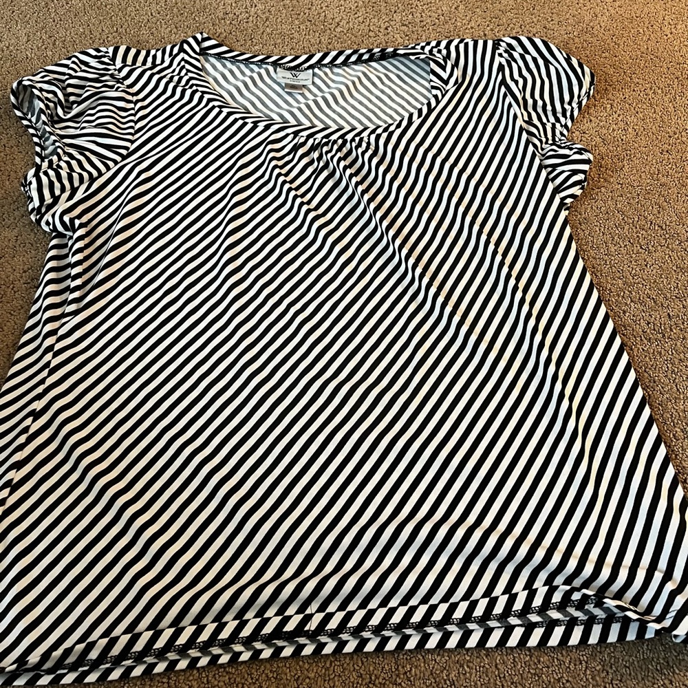 Worthington top only worn a few times. Basically brand new 🆕!!